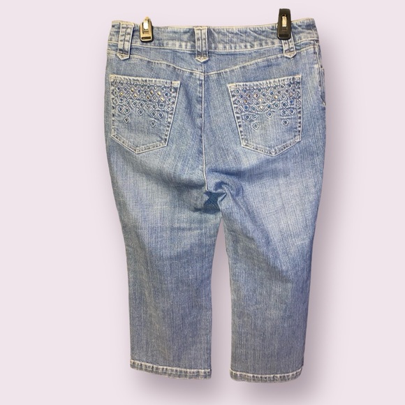 Chico’s Platinum Cropped Jeans with Embellished Pockets in Light-Wash - size 1.5 - Picture 2 of 7